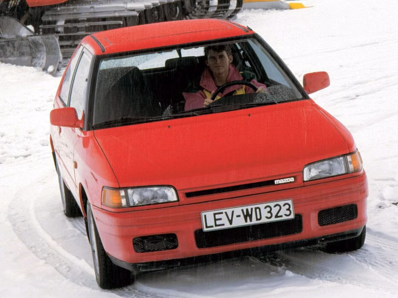Mazda 323 IV (BG)، هاتشباك 3 أبواب — منظر أمامي أيمن