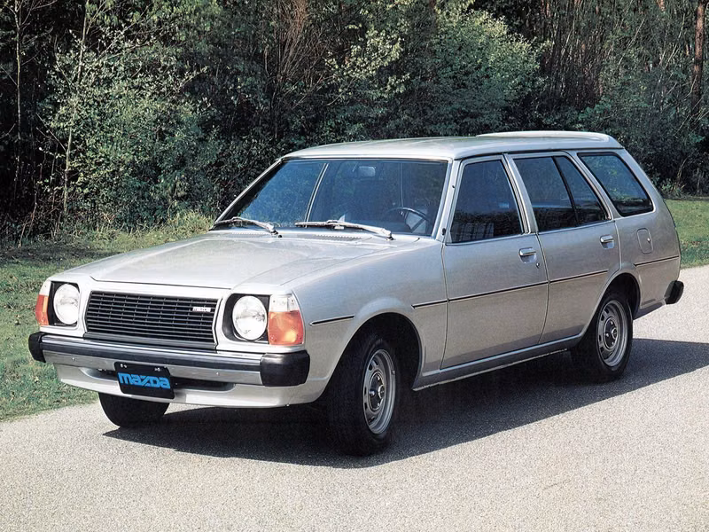 Mazda 323 I (FA)، واجون 5 أبواب — منظر أمامي أيسر