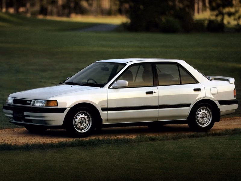 Mazda 323 IV (BG)، سيدان — منظر أمامي أيمن