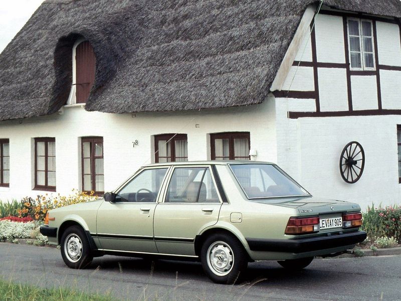 Mazda 323 II (BD)، سيدان — منظر خلفي أيمن