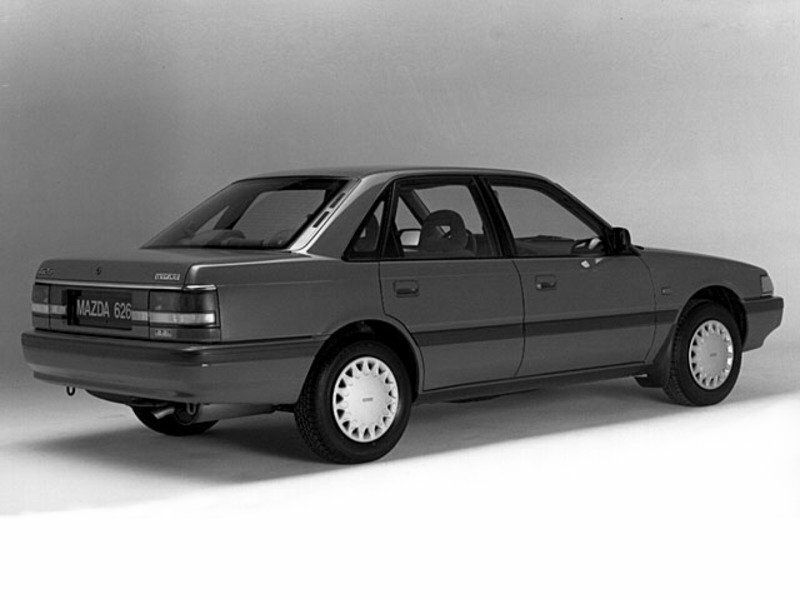 Mazda 626 III (GD)، سيدان — منظر خلفي أيمن