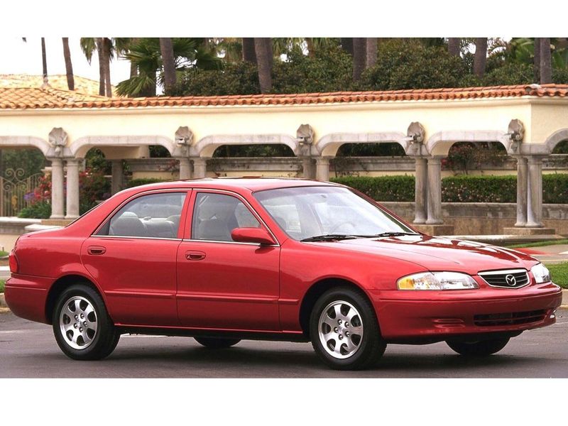 Mazda 626 V (GF)، سيدان US Market — منظر أمامي بزاوية ثلاثة أرباع