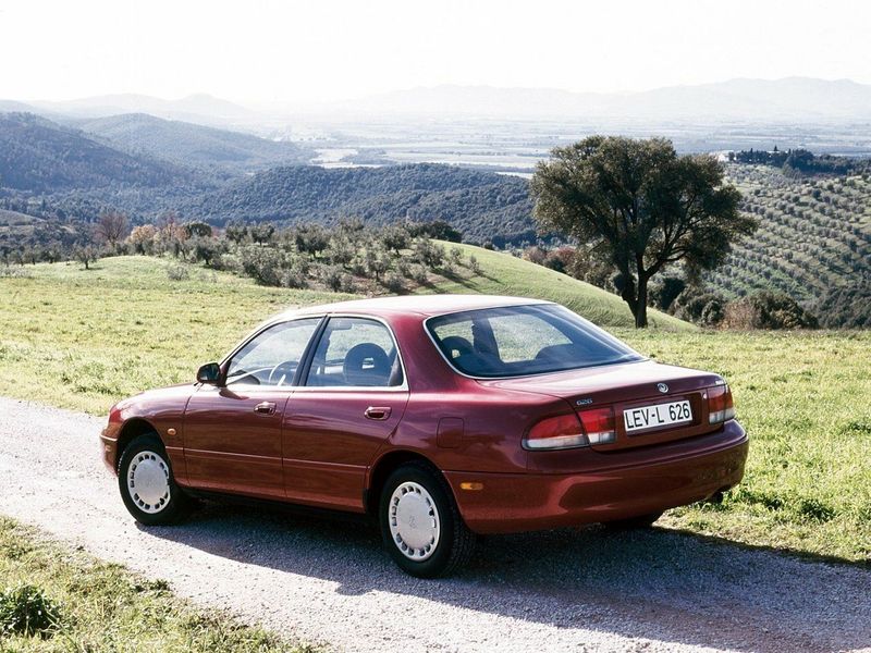 Mazda 626 IV (GE)، سيدان — منظر خلفي أيمن