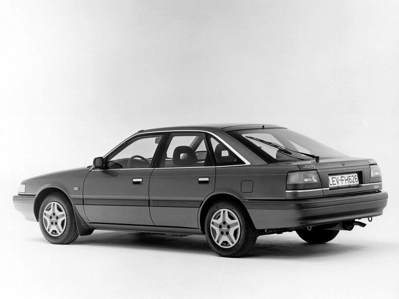 Mazda 626 III (GD)، ليفتباك — منظر خلفي أيمن