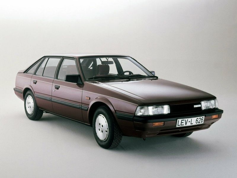 Mazda 626 II (GC)، ليفتباك — منظر أمامي أيمن