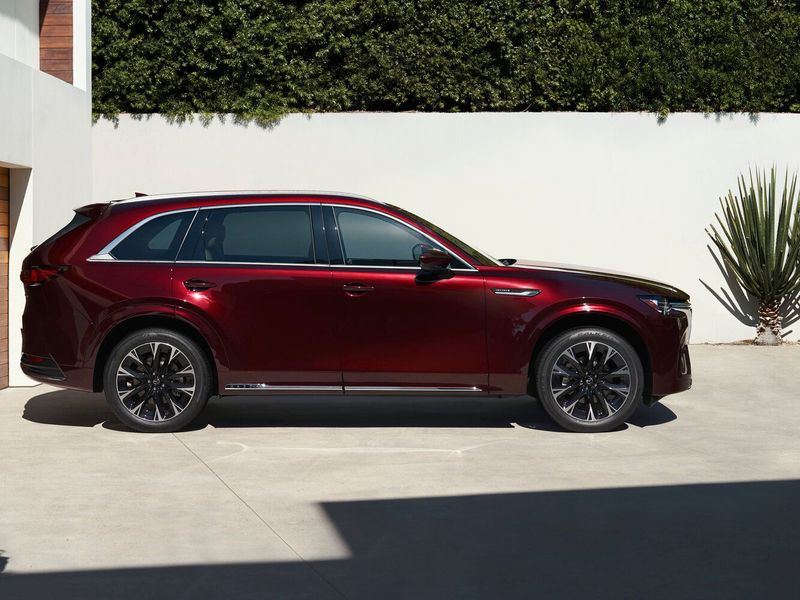 Mazda CX-90، دفع رباعي 5 أبواب — منظر من الجانب الأيمن