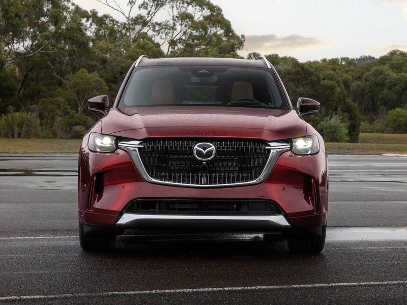 Mazda CX-90، دفع رباعي 5 أبواب — منظر أمامي