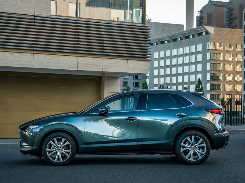 Mazda CX-30 I، دفع رباعي 5 أبواب — منظر من الجانب الأيسر