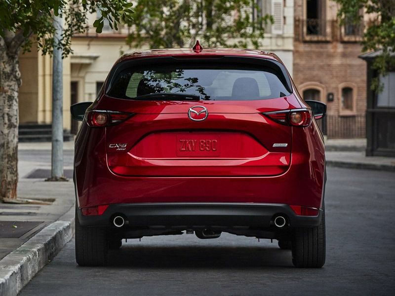 Mazda CX-5 ثانياً، دفع رباعي 5 أبواب — منظر خلفي