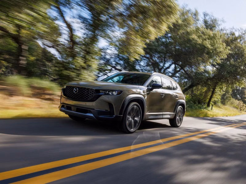 Mazda CX-50، دفع رباعي 5 أبواب — منظر أمامي بزاوية ثلاثة أرباع