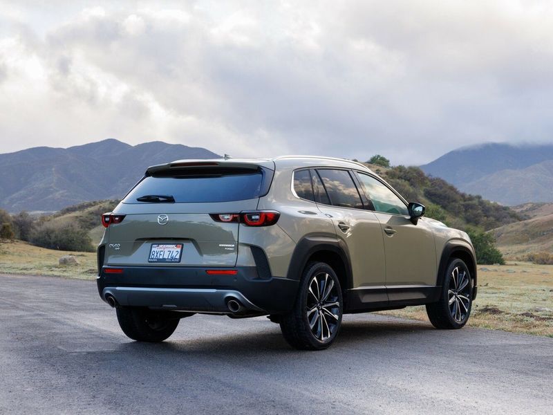 Mazda CX-50، دفع رباعي 5 أبواب — منظر خلفي أيمن