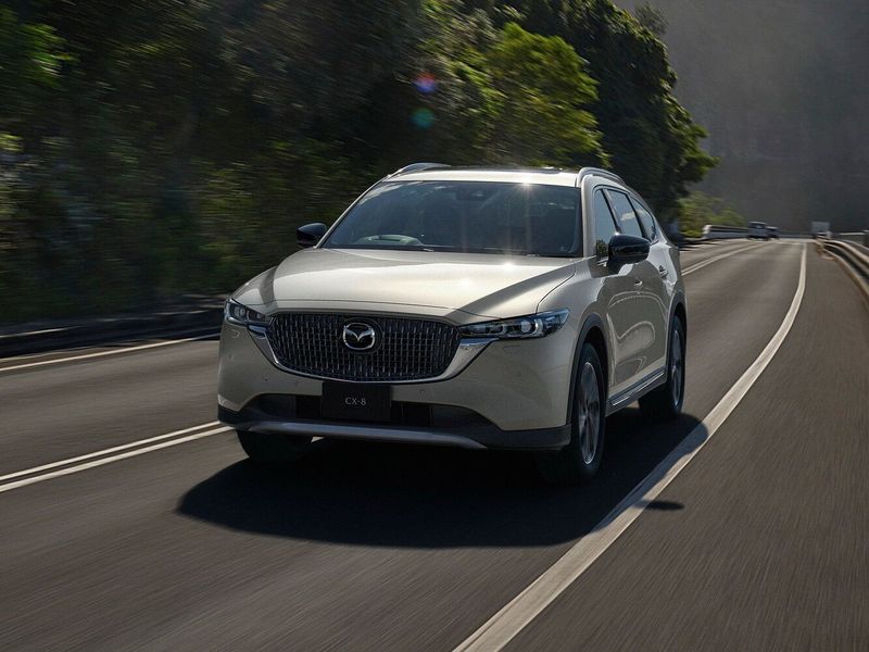 Mazda CX-8 أنا فيس ليفت، دفع رباعي 5 أبواب — منظر أمامي بزاوية ثلاثة أرباع