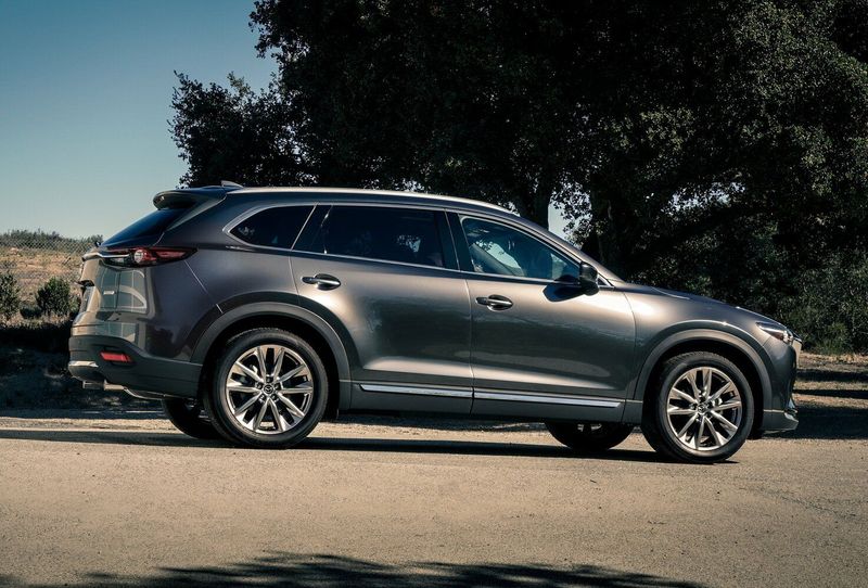 Mazda CX-9 ثانياً، دفع رباعي 5 أبواب — منظر من الجانب الأيسر