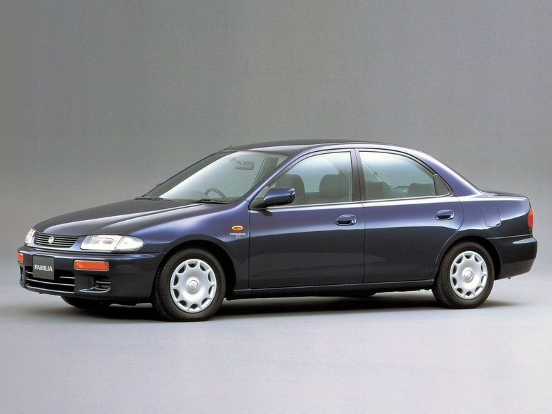 Mazda Familia سابعاً (BH)، سيدان — منظر أمامي أيسر