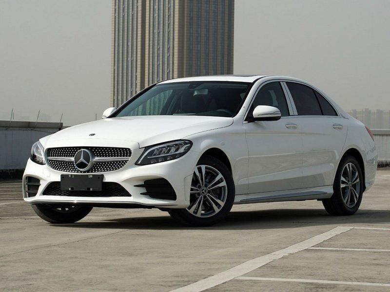 Mercedes-Benz C-Class عملية فيس ليفت IV (W205)، سيدان Long — منظر أمامي بزاوية ثلاثة أرباع