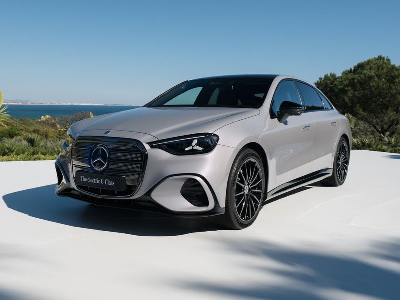 Mercedes-Benz C-Class كهربائي (W520)، سيدان — منظر أمامي بزاوية ثلاثة أرباع