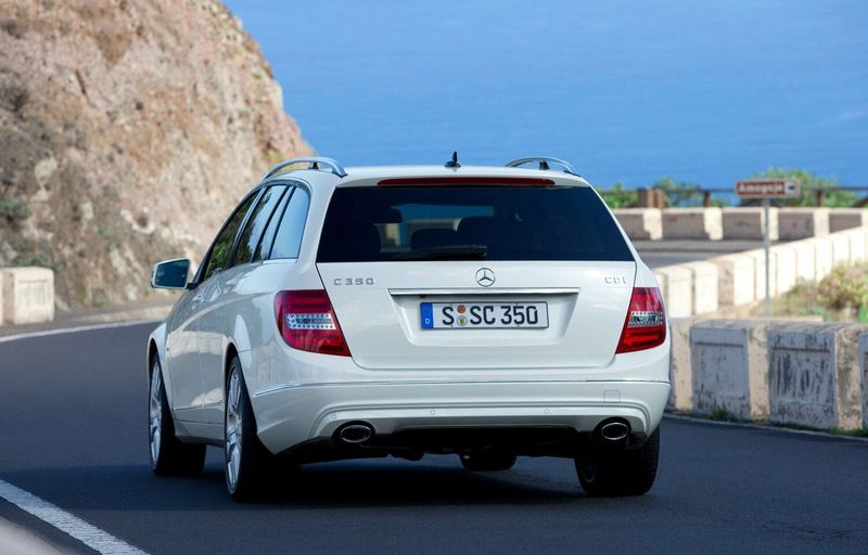 Mercedes-Benz C-Class عملية فيس ليفت III (W204)، واجون 5 أبواب — منظر خلفي أيسر