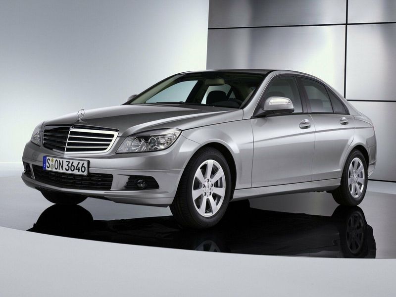 Mercedes-Benz C-Class III (W204)، سيدان — منظر أمامي أيمن