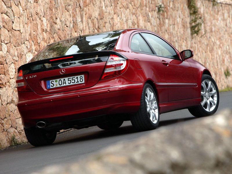 Mercedes-Benz C-Class II (W203)، هاتشباك 3 أبواب — منظر خلفي أيمن