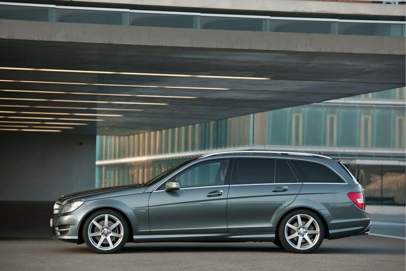 Mercedes-Benz C-Class عملية فيس ليفت III (W204)، واجون 5 أبواب — منظر من الجانب الأيسر