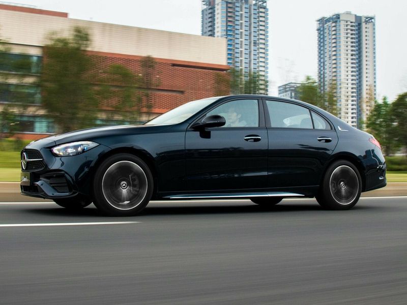 Mercedes-Benz C-Class V (W206)، سيدان Long — منظر من الجانب الأيسر