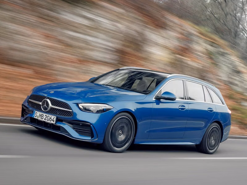 Mercedes-Benz C-Class V (W206)، واجون 5 أبواب — منظر أمامي بزاوية ثلاثة أرباع