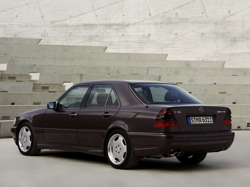 Mercedes-Benz C-Class I (W202)، سيدان — منظر خلفي أيمن