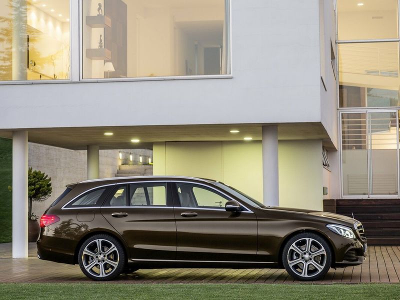 Mercedes-Benz C-Class IV (W205)، واجون 5 أبواب — منظر من الجانب الأيمن
