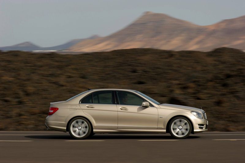 Mercedes-Benz C-Class عملية فيس ليفت III (W204)، سيدان — منظر من الجانب الأيمن