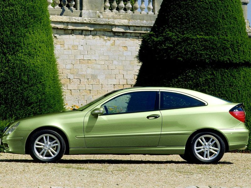 Mercedes-Benz C-Class II (W203)، هاتشباك 3 أبواب — منظر من الجانب الأيسر