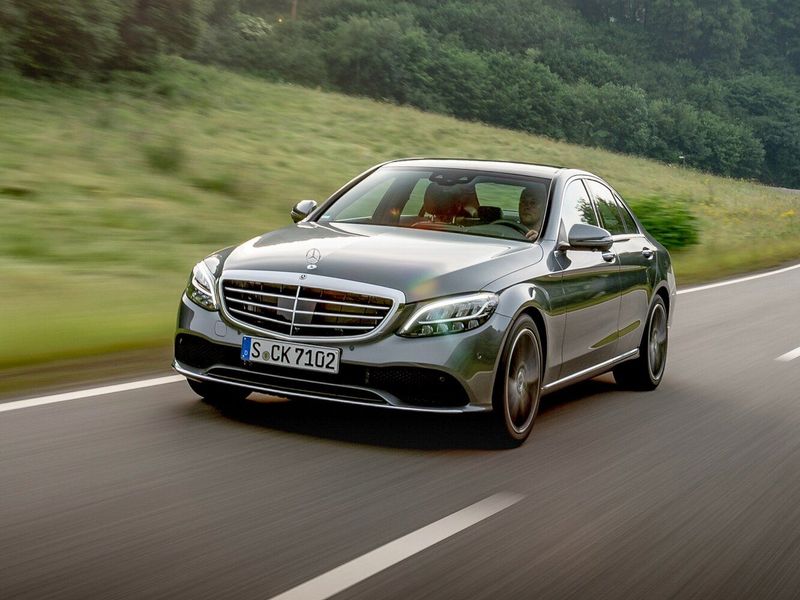Mercedes-Benz C-Class عملية فيس ليفت IV (W205)، سيدان — منظر أمامي أيمن