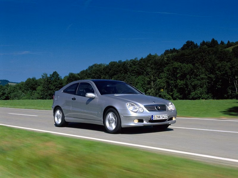 Mercedes-Benz C-Class II (W203)، هاتشباك 3 أبواب — منظر أمامي أيمن