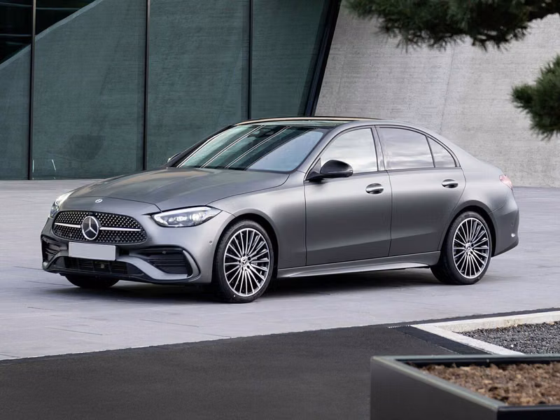 Mercedes-Benz C-Class V (W206)، سيدان — منظر أمامي بزاوية ثلاثة أرباع