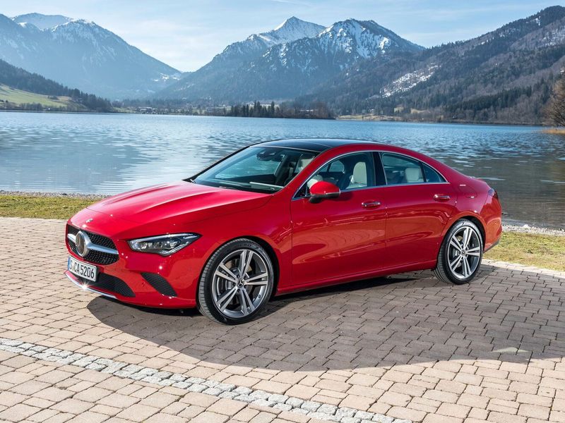 Mercedes-Benz CLA II (ج 118، س 118)، سيدان — منظر أمامي أيمن