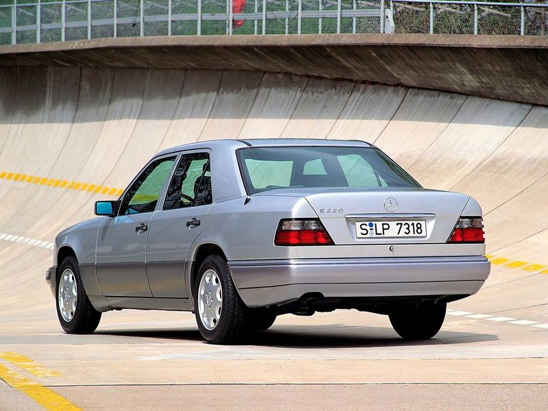 Mercedes-Benz E-Class I (W124)، سيدان — منظر خلفي أيمن