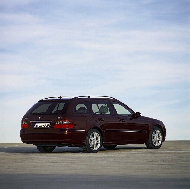 Mercedes-Benz E-Class عملية فيس ليفت III (W211، S211)، واجون 5 أبواب — منظر خلفي أيمن