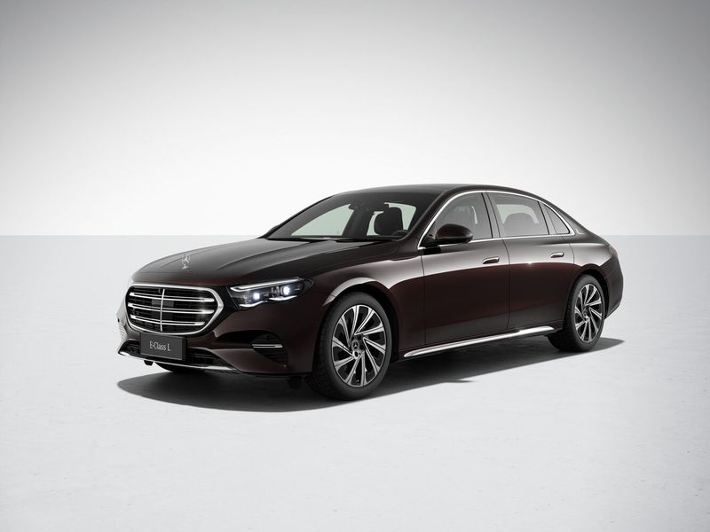 Mercedes-Benz E-Class السادس (W214، S214)، سيدان Long — منظر أمامي بزاوية ثلاثة أرباع