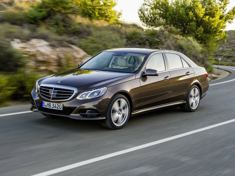 Mercedes-Benz E-Class عملية فيس ليفت IV (W212، S212، C207)، سيدان — منظر أمامي أيمن
