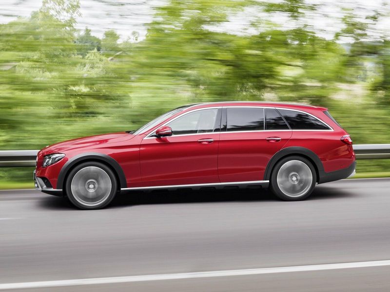 Mercedes-Benz E-Class V (W213، S213، C238)، واجون 5 أبواب All-Terrain — منظر من الجانب الأيمن