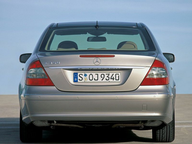 Mercedes-Benz E-Class عملية فيس ليفت III (W211، S211)، سيدان — منظر خلفي