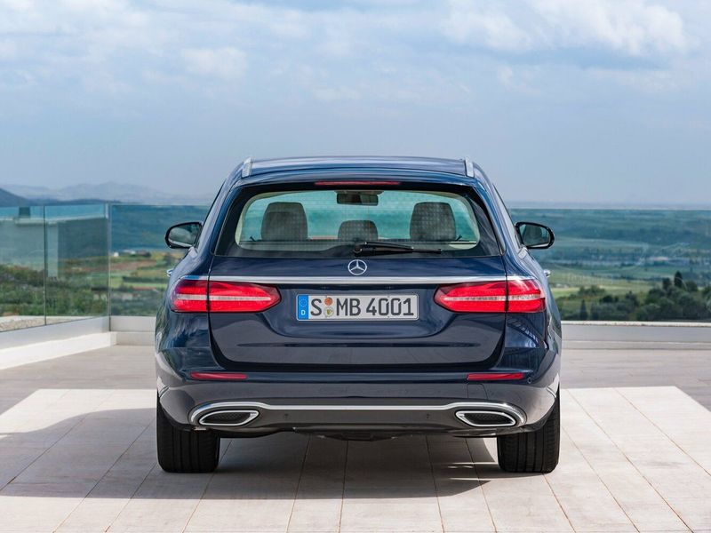Mercedes-Benz E-Class V (W213، S213، C238)، واجون 5 أبواب — منظر خلفي
