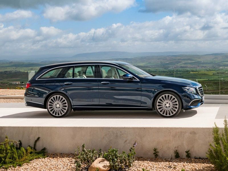 Mercedes-Benz E-Class V (W213، S213، C238)، واجون 5 أبواب — منظر من الجانب الأيمن