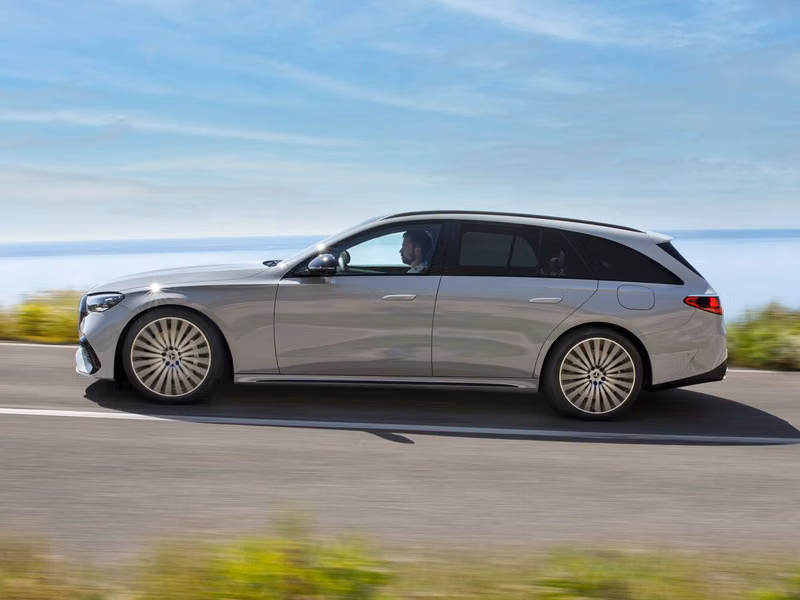 Mercedes-Benz E-Class السادس (W214، S214)، واجون 5 أبواب — منظر من الجانب الأيسر