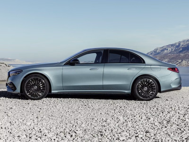 Mercedes-Benz E-Class السادس (W214، S214)، سيدان — منظر من الجانب الأيسر