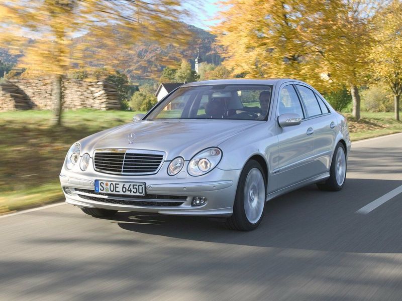 Mercedes-Benz E-Class ثالثاً (W211، S211)، سيدان — منظر أمامي أيمن