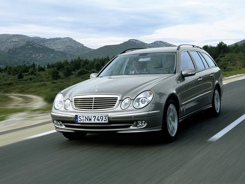 Mercedes-Benz E-Class ثالثاً (W211، S211)، واجون 5 أبواب — منظر أمامي أيمن