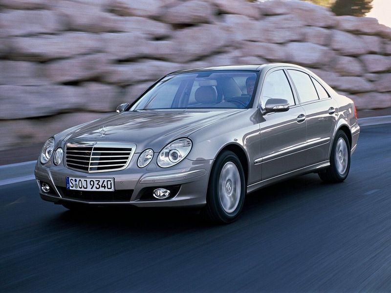 Mercedes-Benz E-Class عملية فيس ليفت III (W211، S211)، سيدان — منظر أمامي أيمن
