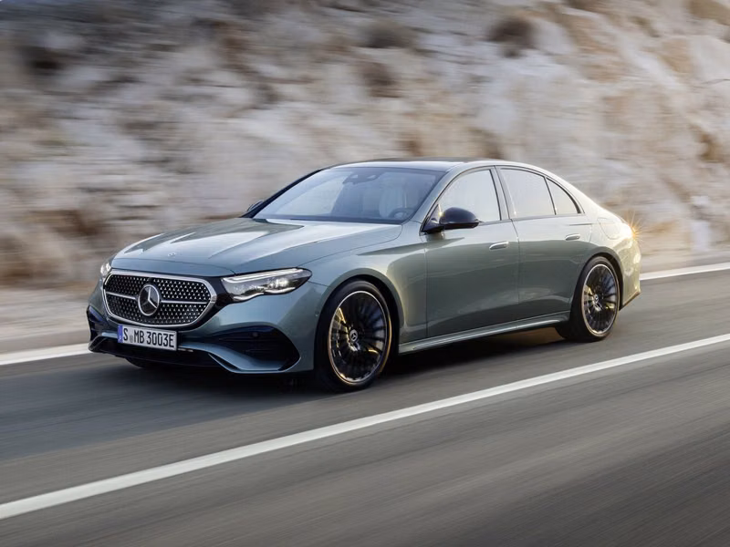 Mercedes-Benz E-Class السادس (W214، S214)، سيدان — منظر أمامي بزاوية ثلاثة أرباع