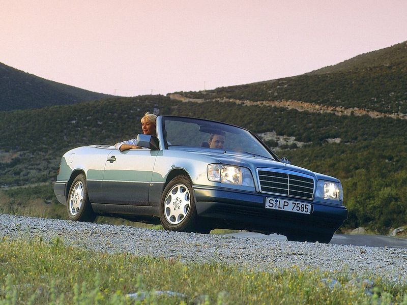 Mercedes-Benz E-Class I (W124)، قابلة للتحويل — منظر أمامي أيمن