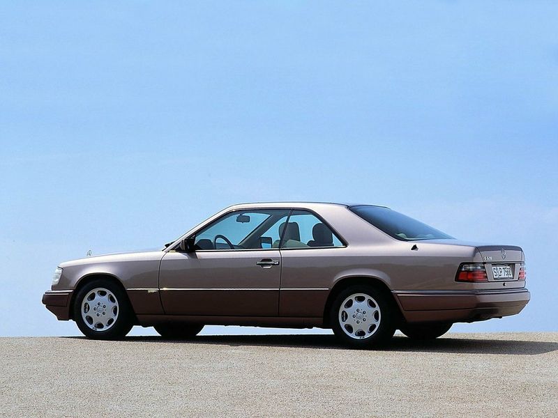Mercedes-Benz E-Class I (W124)، كوبيه - سقف صلب — منظر من الجانب الأيمن